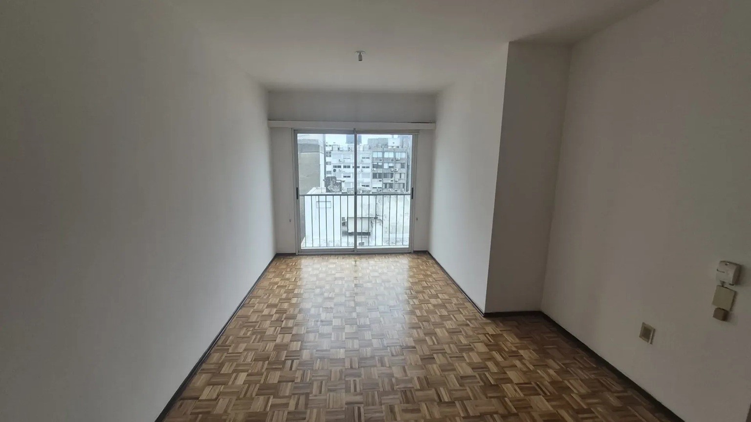 ALQUILER EN EL CENTRO DE 1 DORMITORIO, PISO ALTO AL FRENTE, LUMINOSO! · Foto 1