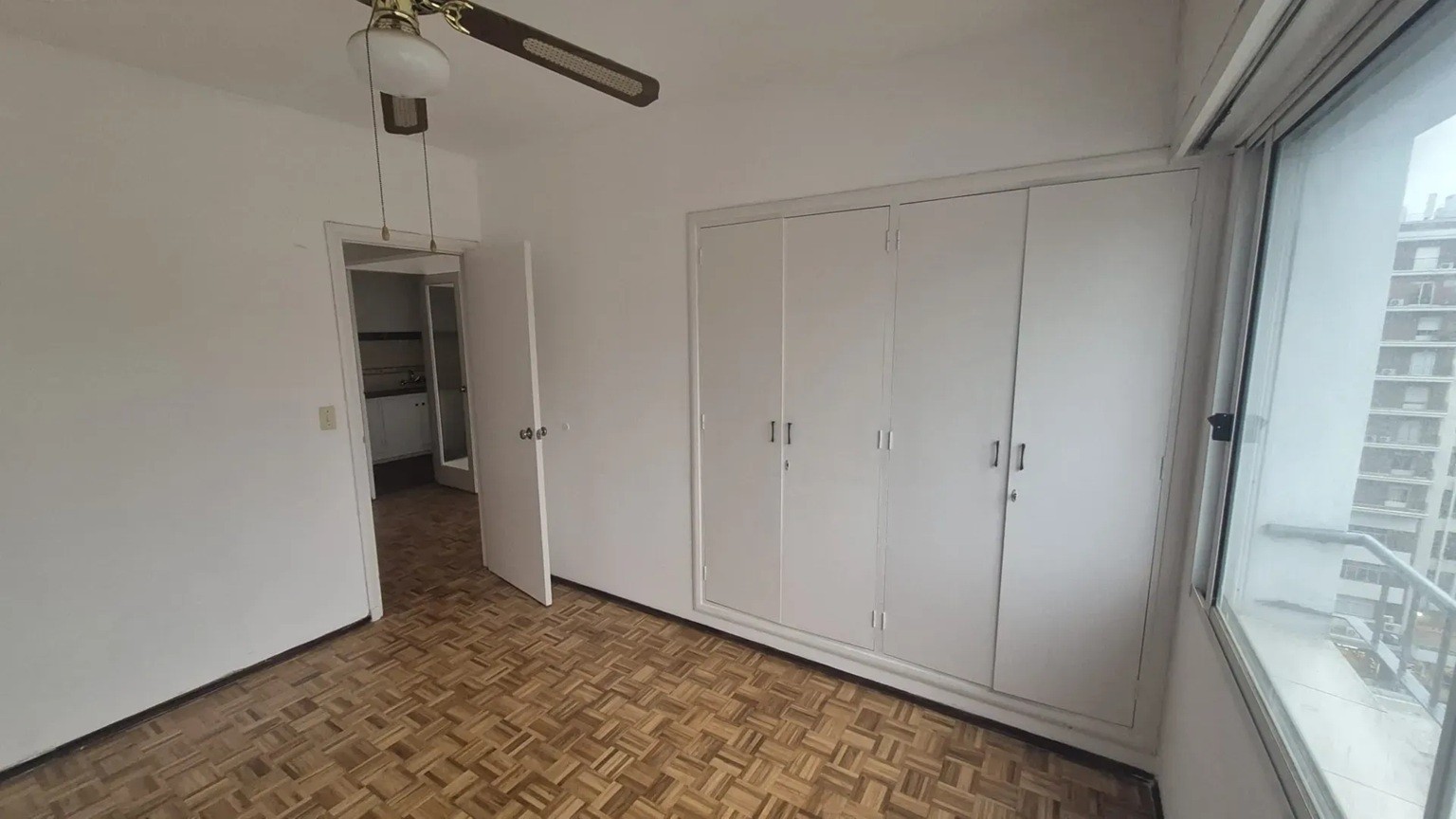 ALQUILER EN EL CENTRO DE 1 DORMITORIO, PISO ALTO AL FRENTE, LUMINOSO! · Foto 5