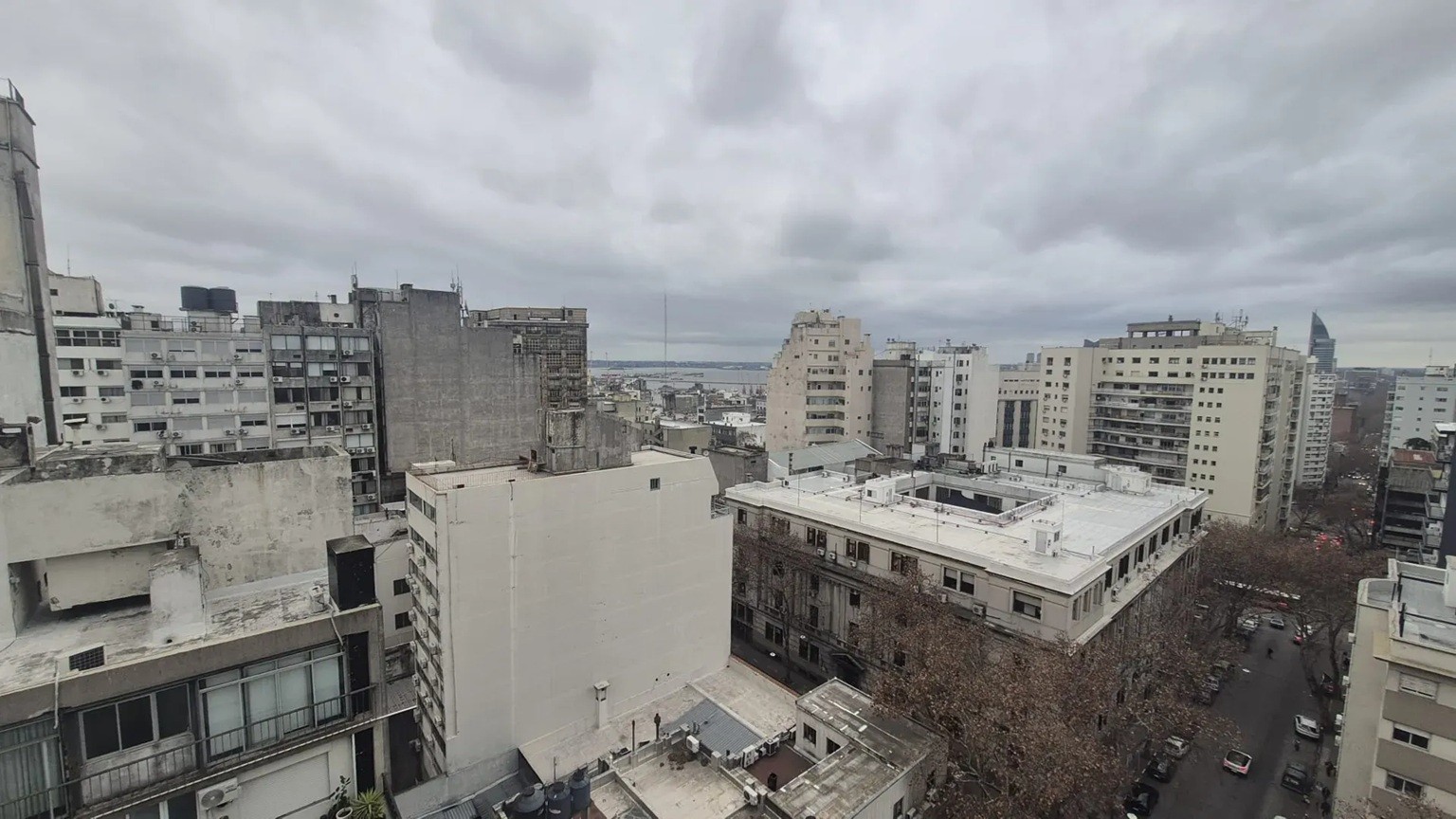 ALQUILER EN EL CENTRO DE 1 DORMITORIO, PISO ALTO AL FRENTE, LUMINOSO! · Foto 7