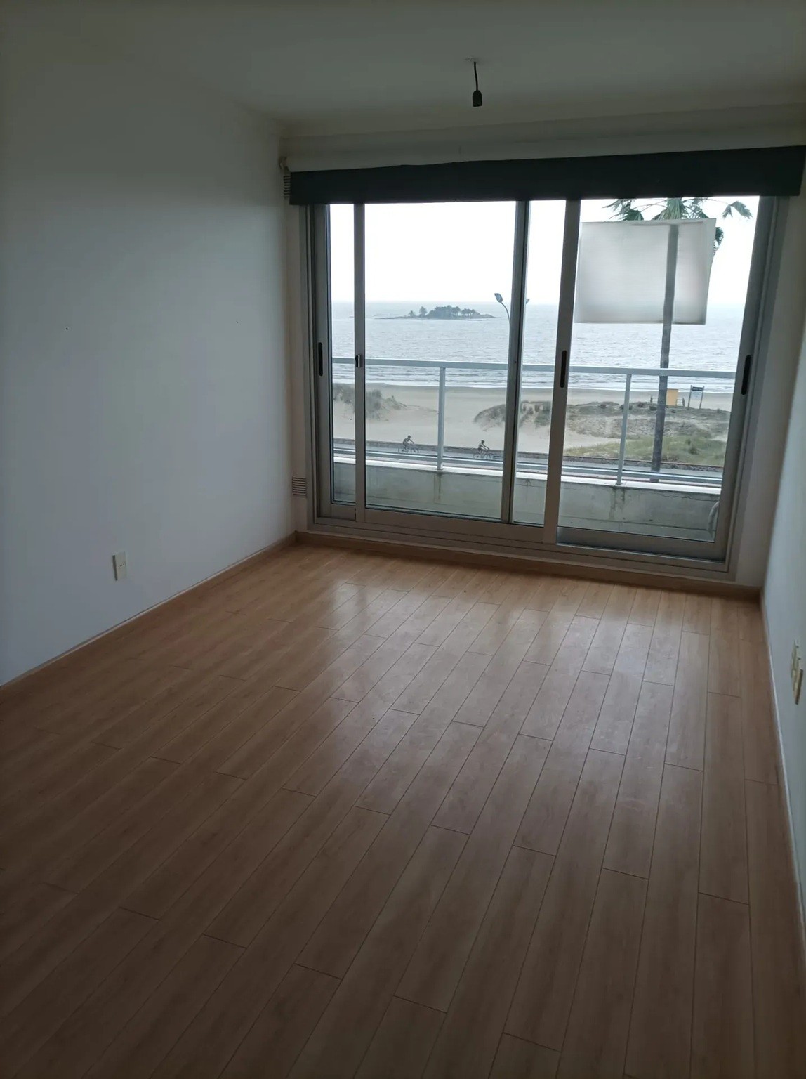 ALQUILER DE MONO AMBIENTE EN MALVIN, CON BALCON Y VISTA AL MAR, CALEFACCION, SOLARIUM, SEGURIDAD 24HS