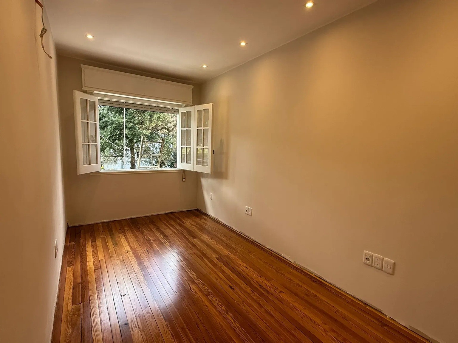 ALQUILER CASA EN BUCEO, A NUEVO, 2 PISOS, 3 DORMITORIOS Y 3 BAÑOS, PATIO