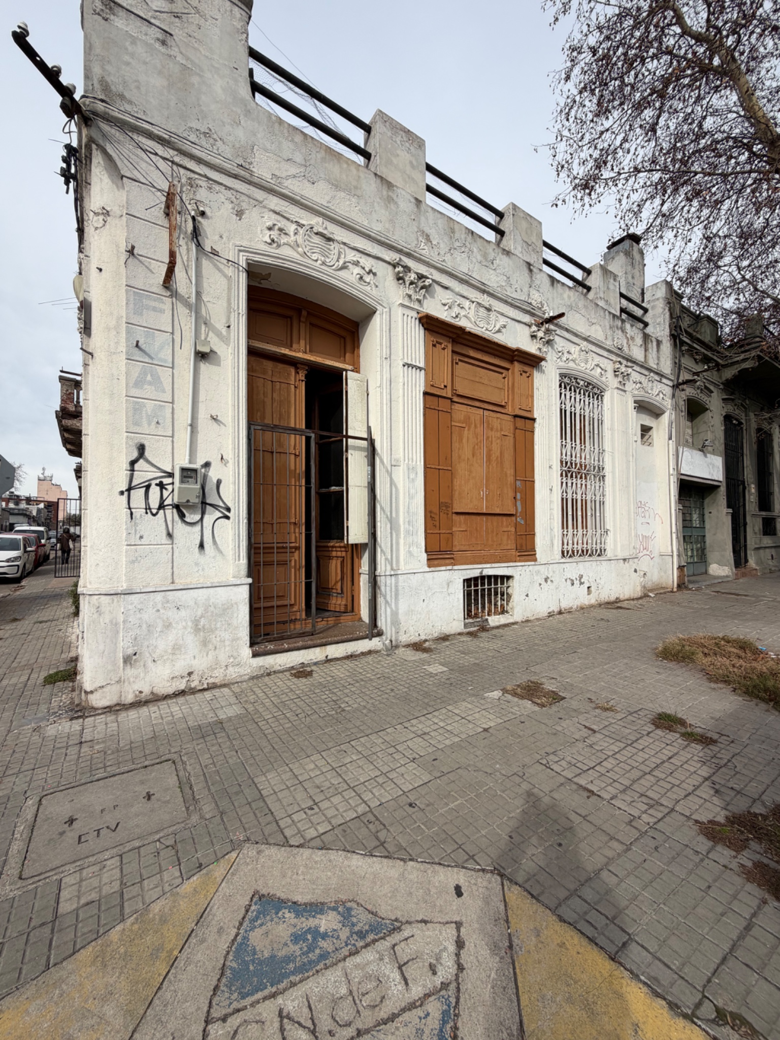Alquilo excelente local esquina próximo al Palacio Legislativo.