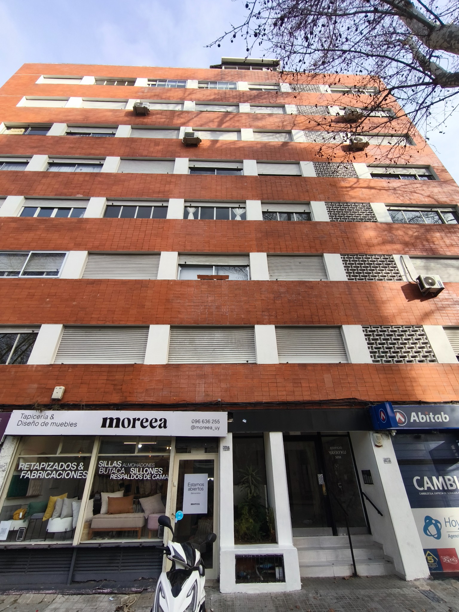 Amplio y luminoso apartamento de 2 dormitorios en Avda. Rivera y Mac Eachen.