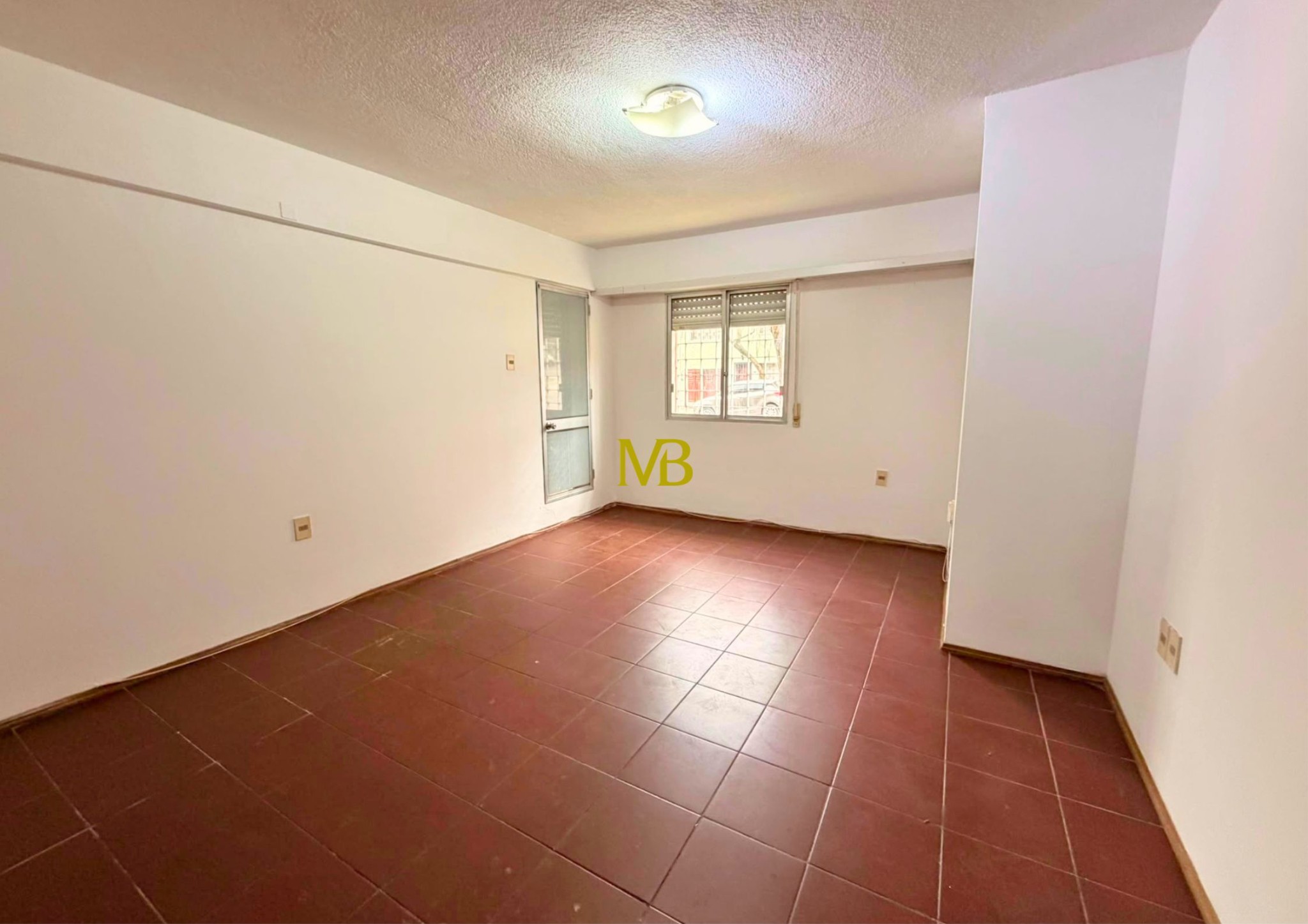 Apartamento En Alquiler En Palermo, 2 Dormitorios, Terraza Al Frente, 2 Cuadras De La Rambla.
