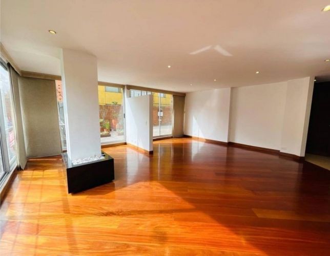 Apartamento de 3 alcobas en venta en Santa Paula, Bogotá, 138 m² · foto 2 de 24