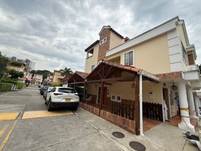 Casa de 4 alcobas en venta en Anillo Vial, Floridablanca, 250 m² · foto 3 de 24