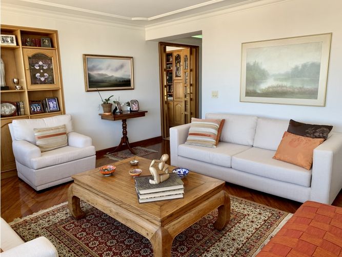 Apartamento de 3 alcobas en venta en Santa Barbara, Bogotá, 219 m² · foto 2 de 24