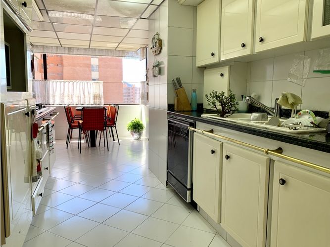 Apartamento de 3 alcobas en venta en Santa Barbara, Bogotá, 219 m² · foto 8 de 24