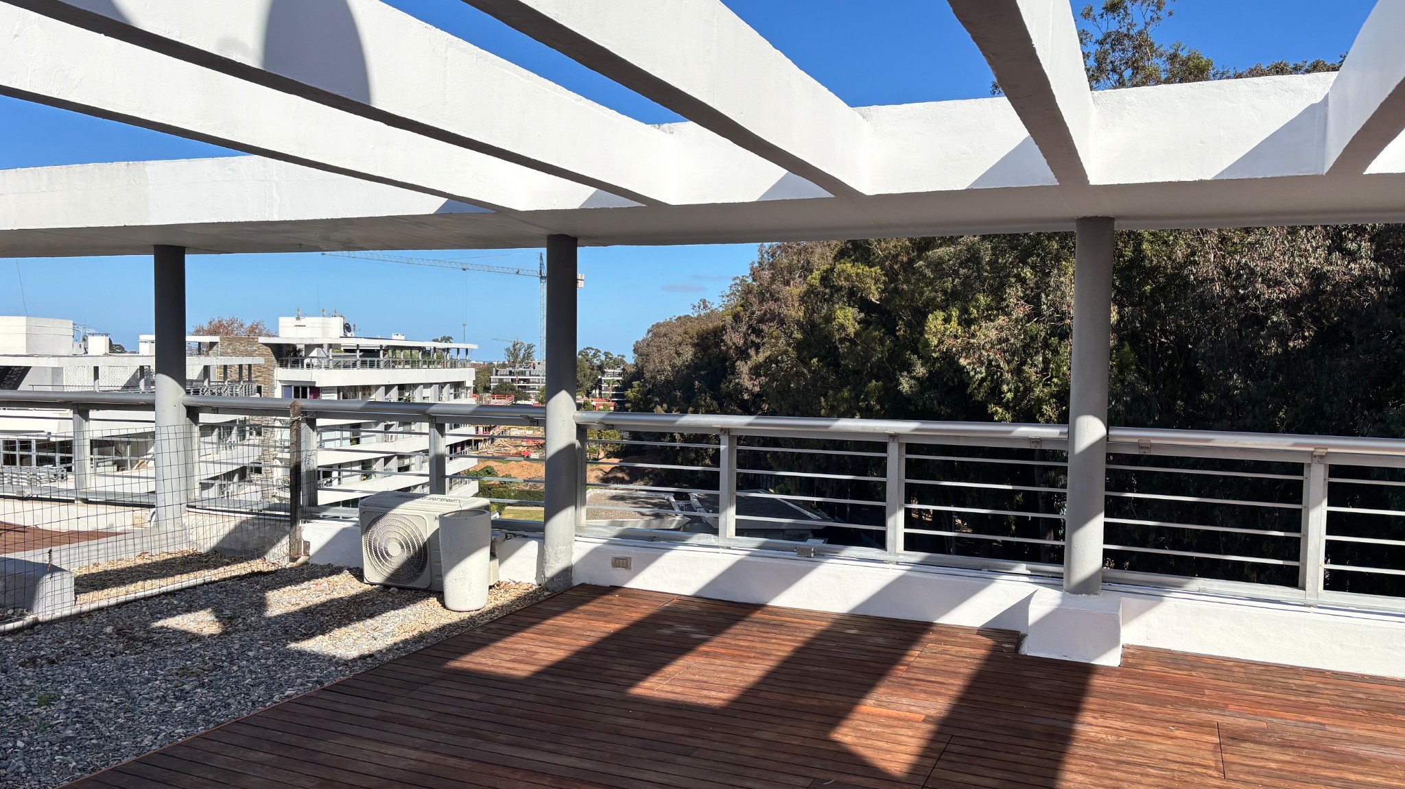 2 Garages Independientes, terraza amplia, parrillero propio, piscina, barbacoa