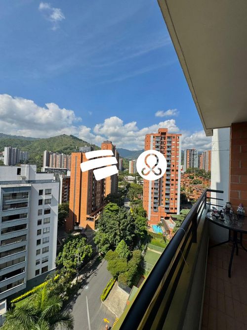 Apartamento de 3 alcobas en venta en Loma De Los Bernal, Medellín, 78 m² · foto 2 de 11