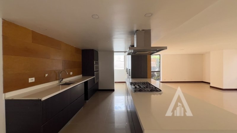 Apartamento en arriendo en El Poblado, Medellín · foto 2 de 24