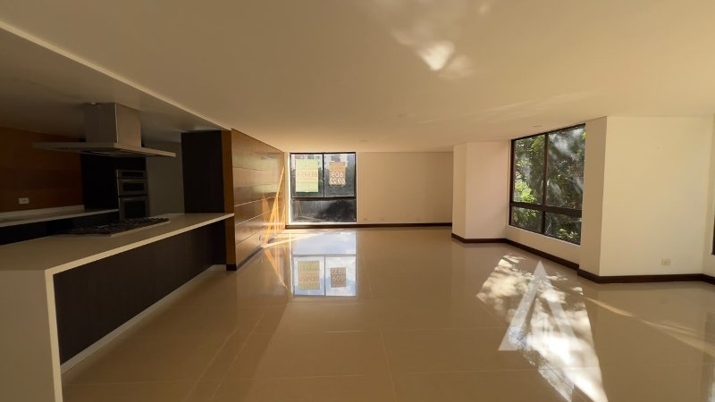 Apartamento en arriendo en El Poblado, Medellín · foto 3 de 24