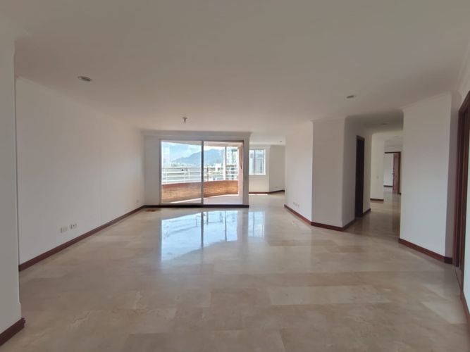 Apartamento de 3 alcobas en arriendo en Laureles, Medellín, 180 m² · foto 2 de 20