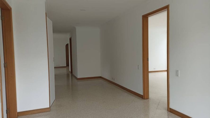 Apartamento de 3 alcobas en venta en La Florida, Medellín, 195 m² · foto 4 de 23