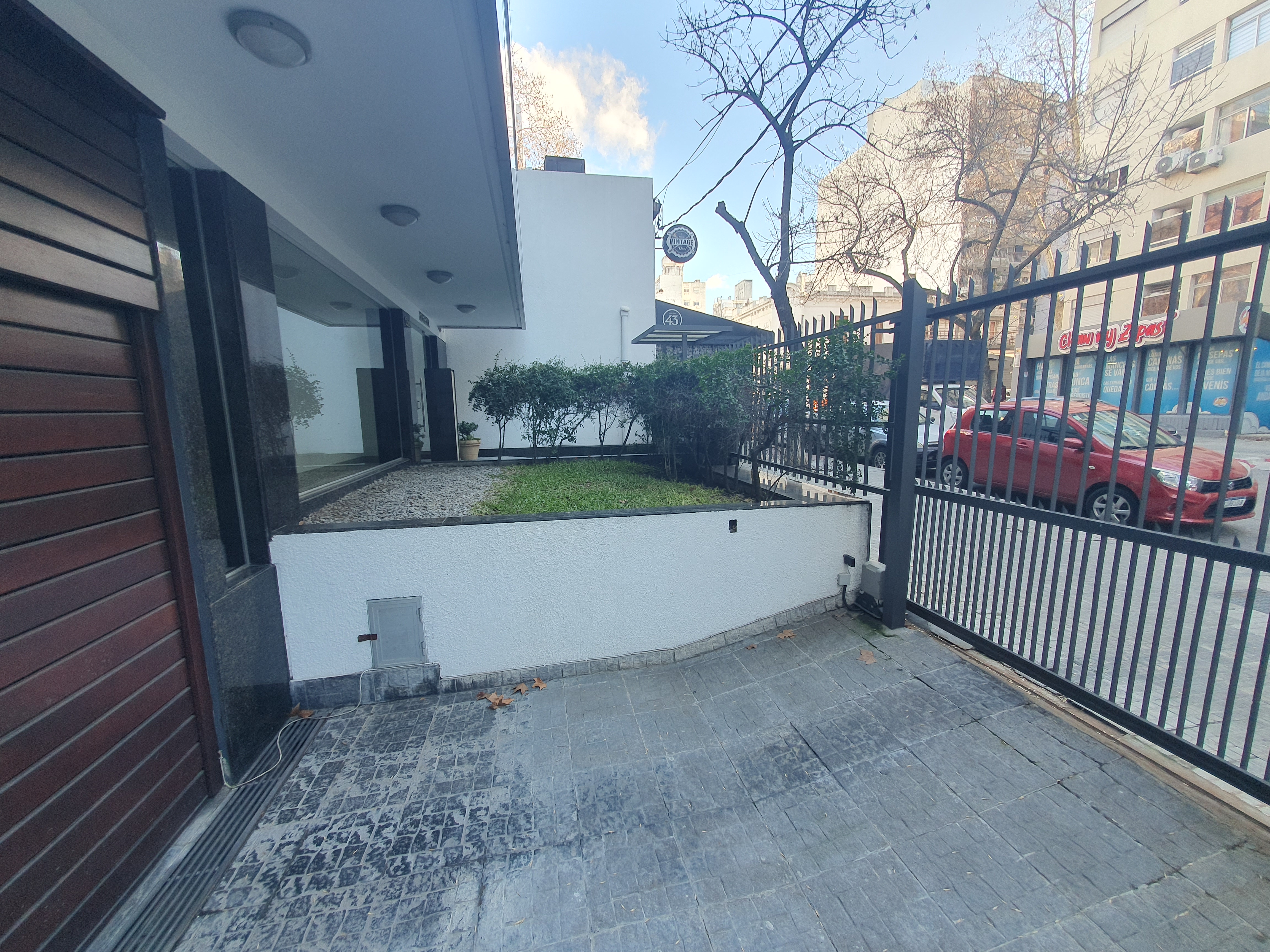 PRIMER PISO CON PATIO, CATEGORIA, UN DORMITORIO EN POCITOS