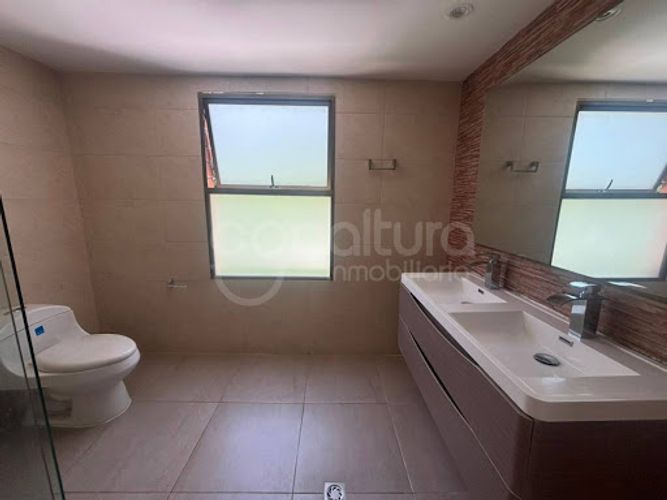 Apartamento de 3 alcobas en arriendo en El Tesoro, Medellín, 300 m² · foto 14 de 17