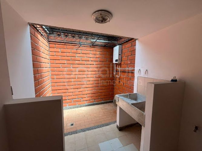 Apartamento de 3 alcobas en arriendo en El Tesoro, Medellín, 300 m² · foto 15 de 17