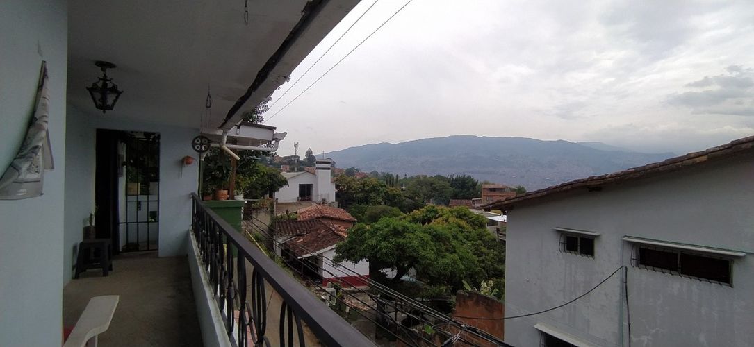 Casa de 3 alcobas en venta en Laureles, Medellín, 122 m² · foto 2 de 18