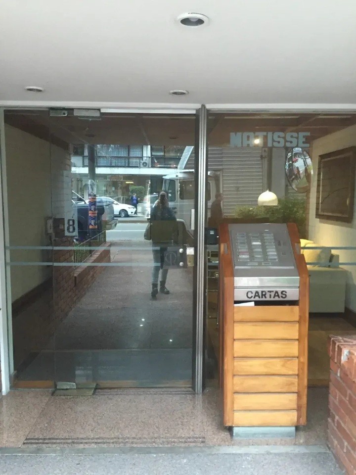 ALQUILER EN POCITOS AMUEBLADO DE 1 DORMITORIO, PISO ALTO AL FRENTE, PORTERIA, GIMNASIO Y LAVADERO · Foto 2