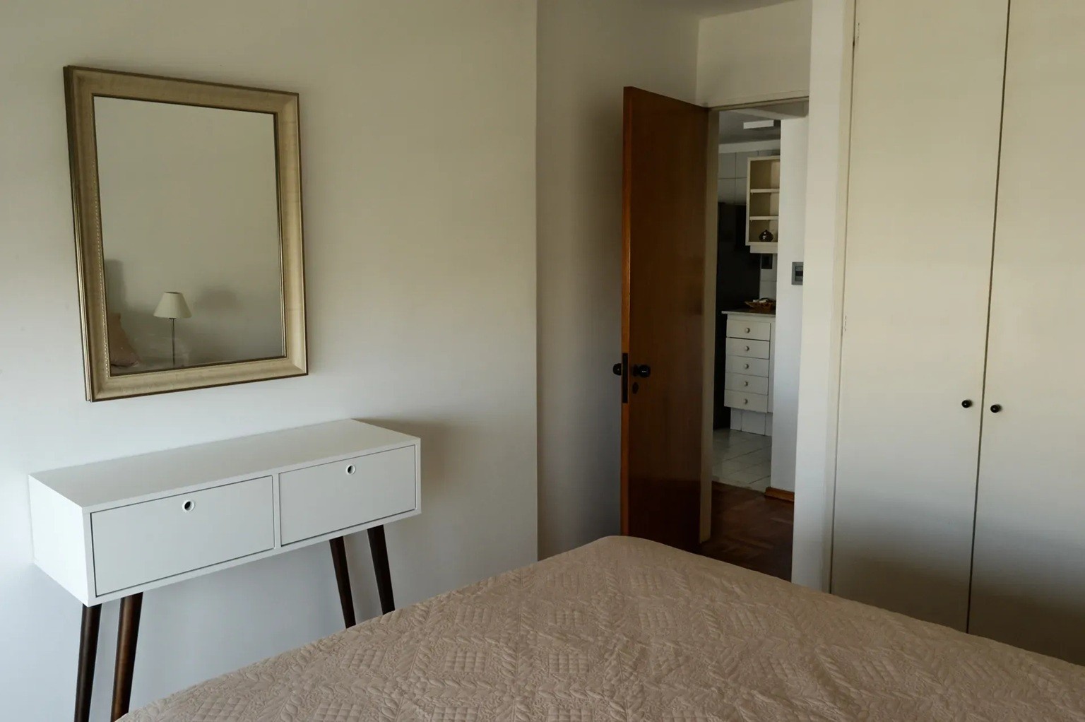 ALQUILER EN POCITOS AMUEBLADO DE 1 DORMITORIO, PISO ALTO AL FRENTE, PORTERIA, GIMNASIO Y LAVADERO · Foto 6