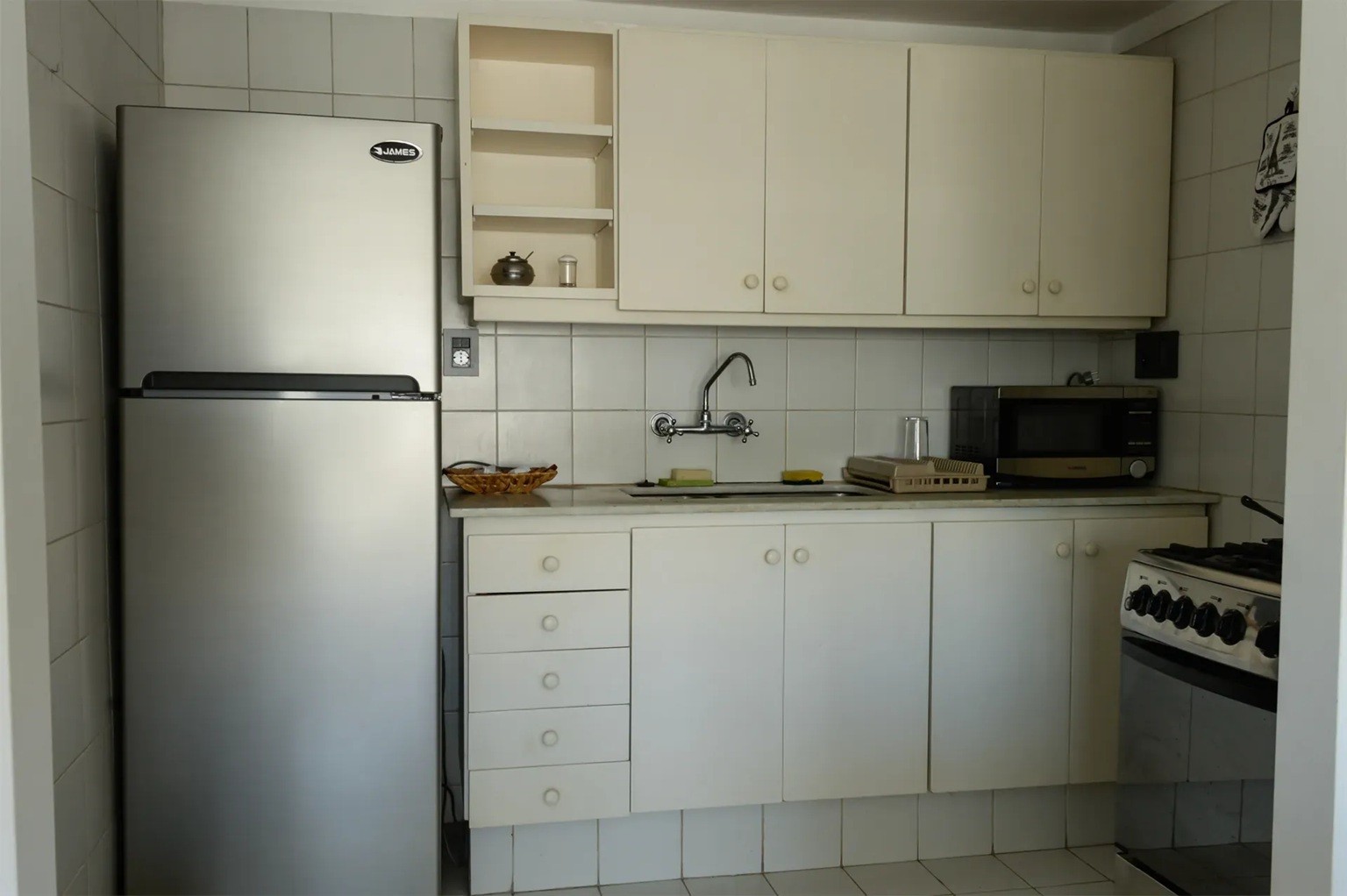 ALQUILER EN POCITOS AMUEBLADO DE 1 DORMITORIO, PISO ALTO AL FRENTE, PORTERIA, GIMNASIO Y LAVADERO · Foto 5
