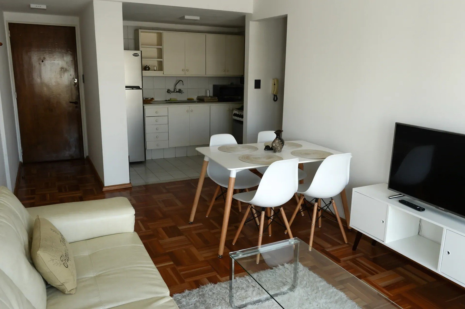 ALQUILER EN POCITOS AMUEBLADO DE 1 DORMITORIO, PISO ALTO AL FRENTE, PORTERIA, GIMNASIO Y LAVADERO · Foto 4