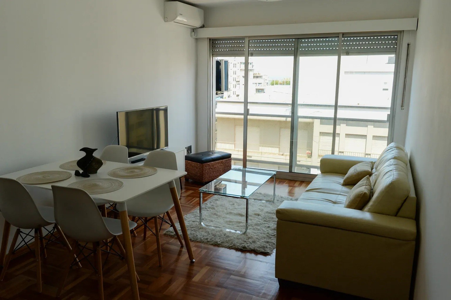 ALQUILER EN POCITOS AMUEBLADO DE 1 DORMITORIO, PISO ALTO AL FRENTE, PORTERIA, GIMNASIO Y LAVADERO · Foto 1