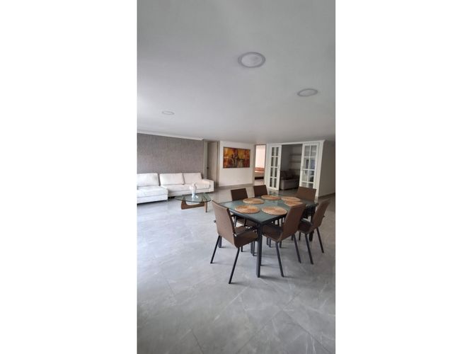 Apartamento de 3 alcobas en arriendo en El Castillo, Medellín, 180 m² · foto 2 de 5