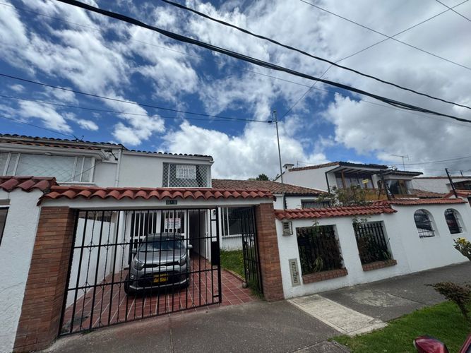 Casa de 5 alcobas en venta en Las Villas, Bogotá, 252 m² · foto 2 de 24
