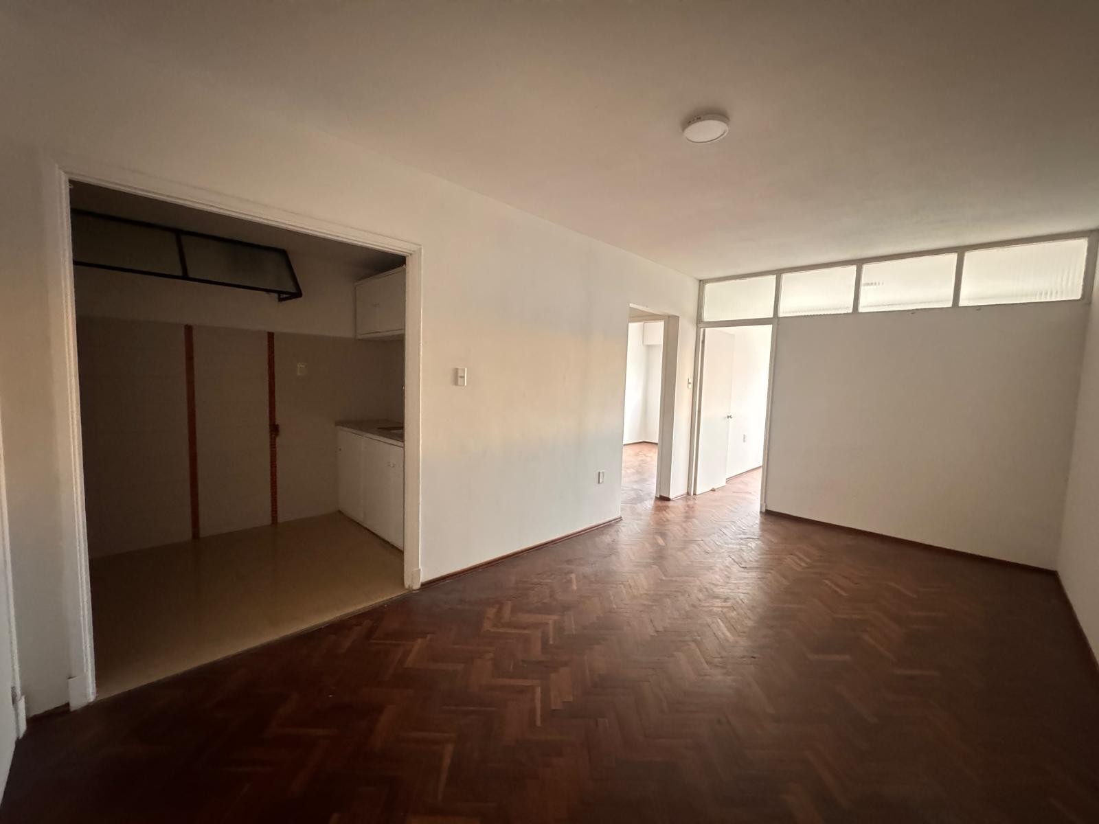 Se alquila apto para vivienda u oficina sobre 18 de Julio, contrafrente luminoso