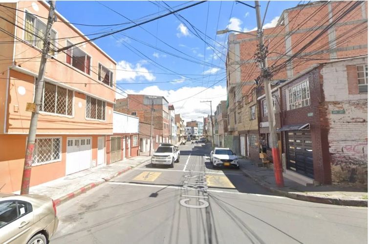Casa de 6 alcobas en venta en Centenario, Bogotá, 205 m² · foto 2 de 3