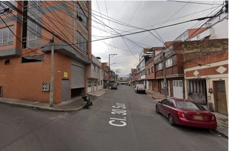 Casa de 6 alcobas en venta en Centenario, Bogotá, 205 m² · foto 3 de 3