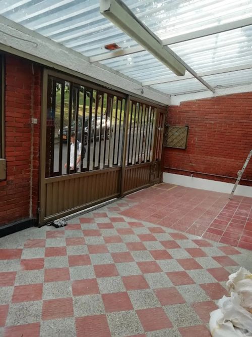 Casa de 6 alcobas en venta en Country Sur, Bogotá, 372 m² · foto 2 de 15