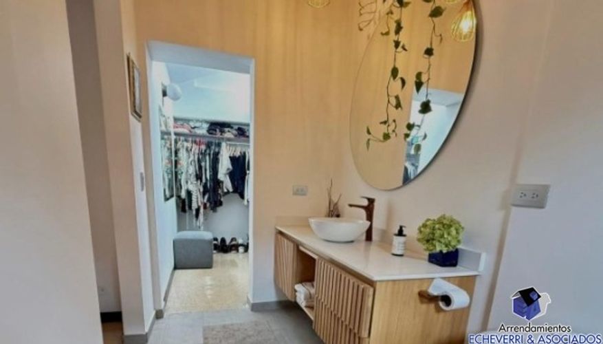 Casa de 3 alcobas en venta en Loma Del Chocho, Envigado, 240 m² · foto 2 de 10