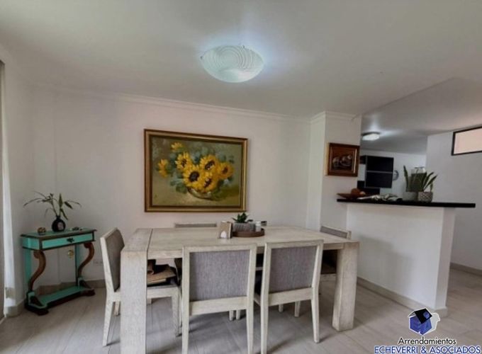 Casa de 3 alcobas en venta en Loma Del Chocho, Envigado, 240 m² · foto 4 de 10
