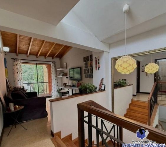 Casa de 3 alcobas en venta en Loma Del Chocho, Envigado, 240 m² · foto 6 de 10