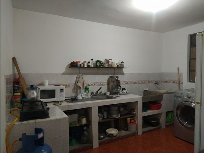 Casa de 10 alcobas en venta en San Fernando, Medellín, 153 m² · foto 2 de 11
