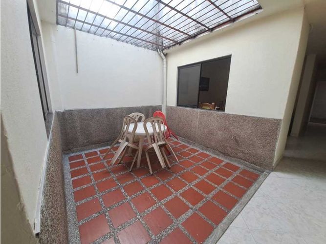 Casa de 9 alcobas en venta en Palermo, Medellín, 247 m² · foto 2 de 9