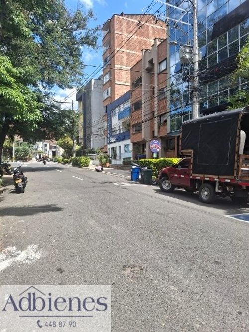 Casa de 4 alcobas en venta en Laureles, Medellín, 200 m² · foto 2 de 8