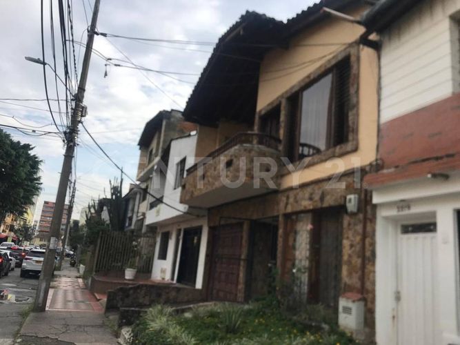 Casa de 5 alcobas en venta en Simon Bolivar, Medellín, 260 m² · foto 2 de 10