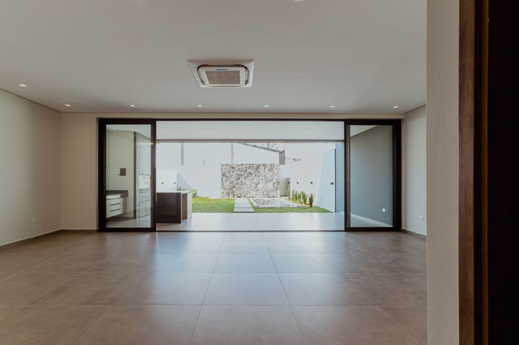 EN VENTA Casa de Lujo a Estrenar con 5 Habitaciones y Acabados Premium. - foto 2