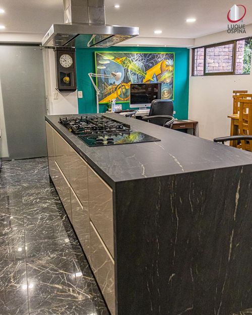 Apartamento de 3 alcobas en venta en Santa Barbara Central, Bogotá, 119 m² · foto 2 de 23