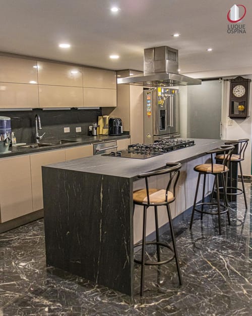 Apartamento de 3 alcobas en venta en Santa Barbara Central, Bogotá, 119 m² · foto 4 de 23