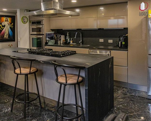 Apartamento de 3 alcobas en venta en Santa Barbara Central, Bogotá, 119 m² · foto 5 de 23
