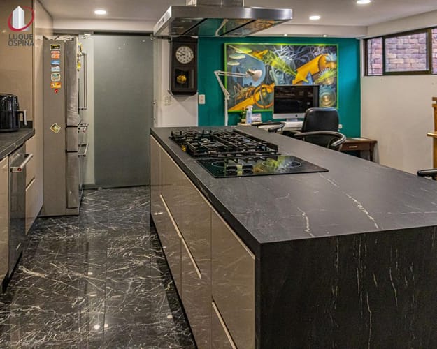 Apartamento de 3 alcobas en venta en Santa Barbara Central, Bogotá, 119 m² · foto 6 de 23