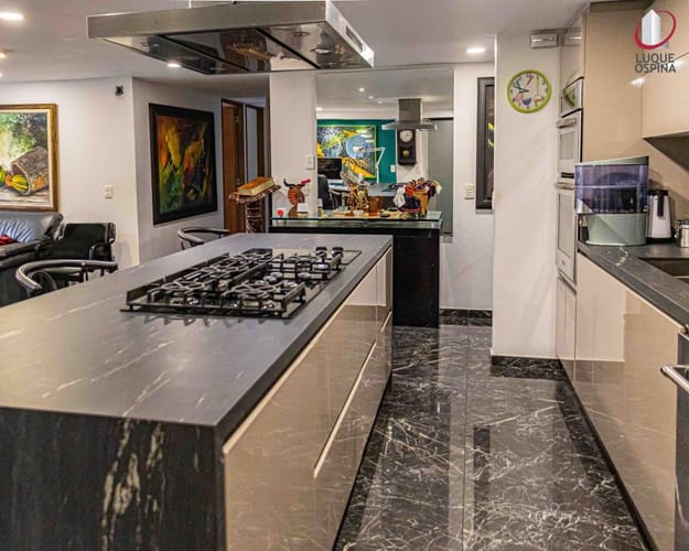 Apartamento de 3 alcobas en venta en Santa Barbara Central, Bogotá, 119 m² · foto 8 de 23