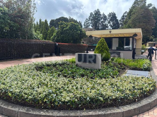 Casa de 4 alcobas en venta en Guaymaral, Bogotá, 334 m² · foto 2 de 19