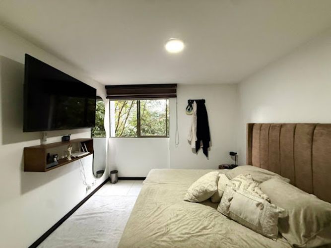 Apartamento de 3 alcobas en arriendo en Loma De Los Bernal, Medellín, 80 m² · foto 2 de 12