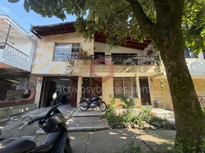 Casa de 8 alcobas en venta en Las Acacias, Medellín, 336 m² · foto 2 de 20