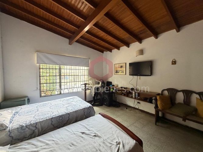 Casa de 8 alcobas en venta en Las Acacias, Medellín, 336 m² · foto 13 de 20